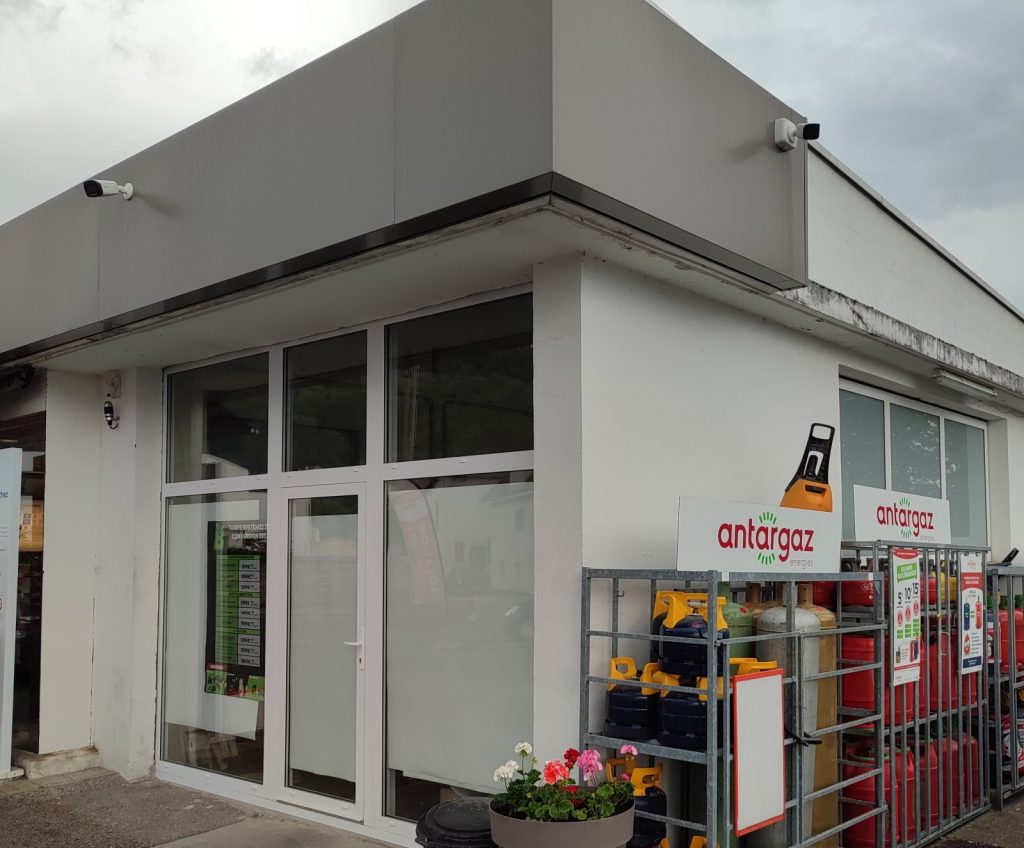 Modernisation d’un local commercial dans le canton de Colmar avec de grandes portes en aluminium de 79 mm et des fenêtres en aluminium