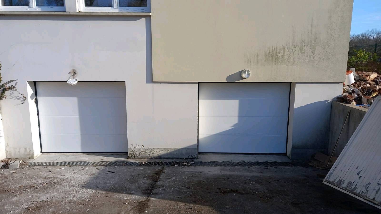 Deux portes de garage sectionnelles motorisées Somfy remplacées à