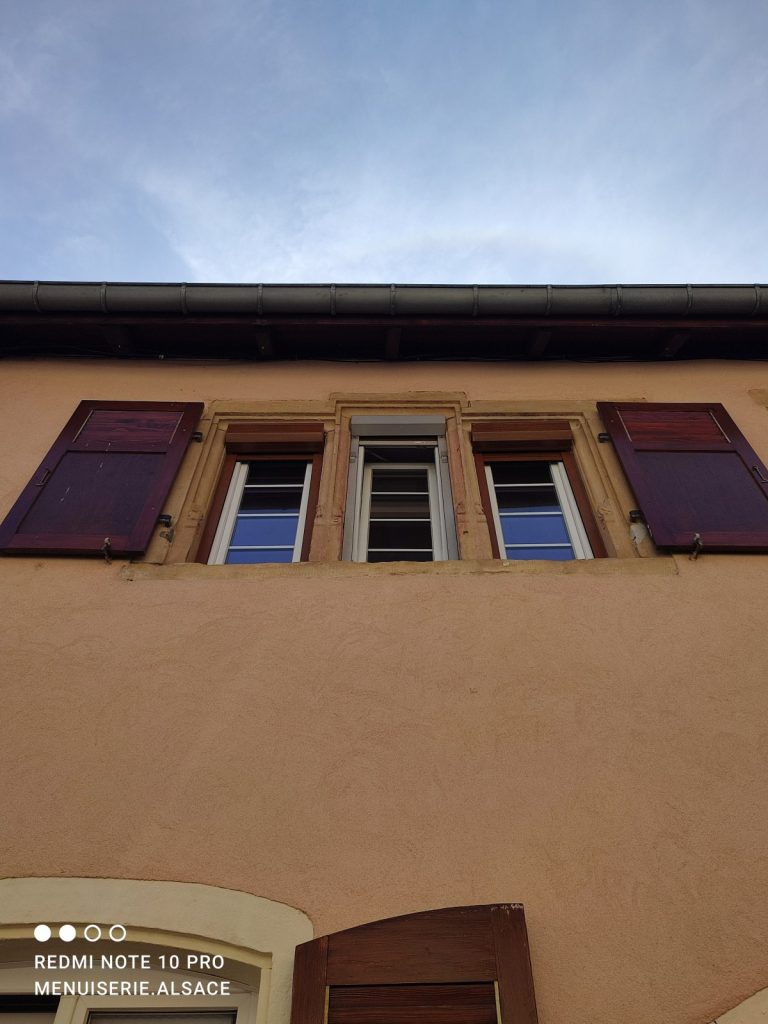 Installation de fenêtres en PVC avec volets roulants en aluminium sur une maison à Rouffach
