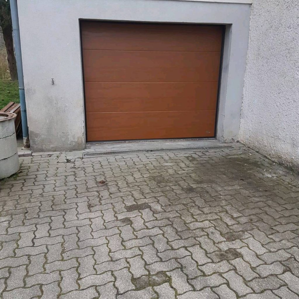 Automatisation Somfy : remplacement par une élégante porte de garage sectionnelle en chêne doré à Lautenbach proche de Guebwiller