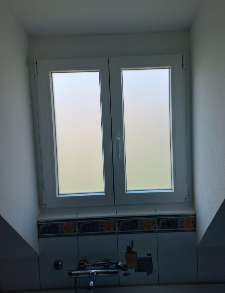 Installation de menuiserie extérieure à Soultzmatt proche de Wintzfelden : une fenêtre sablée dans une salle de bain