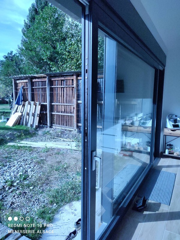 Fourniture et pose d’une baie vitrée sur mesure dans une maison neuve à Sainte-Croix-en-Plaine dans le Haut-Rhin