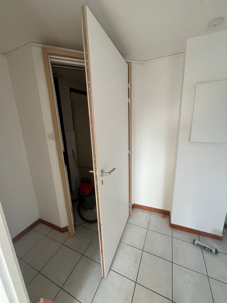 Remplacement de porte palière coupe feu sécurisée et phonique en bois prêt à peindre dans 2 appartements sur Colmar